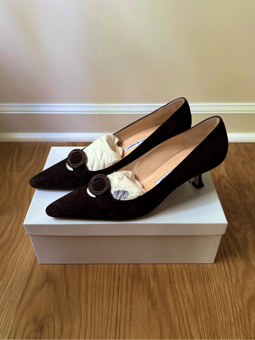 Manolo Blahnik Brown Suede Circle Buckle Pumps Rare, EU 39.5 US 9.5 Heels